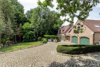 **Exclusieve villa in landhuisstijl op 3.970 m² in Sint-Lievens-Houtem**Deze prachtig gelegen woning in landhuisstijl bevindt zich op een...