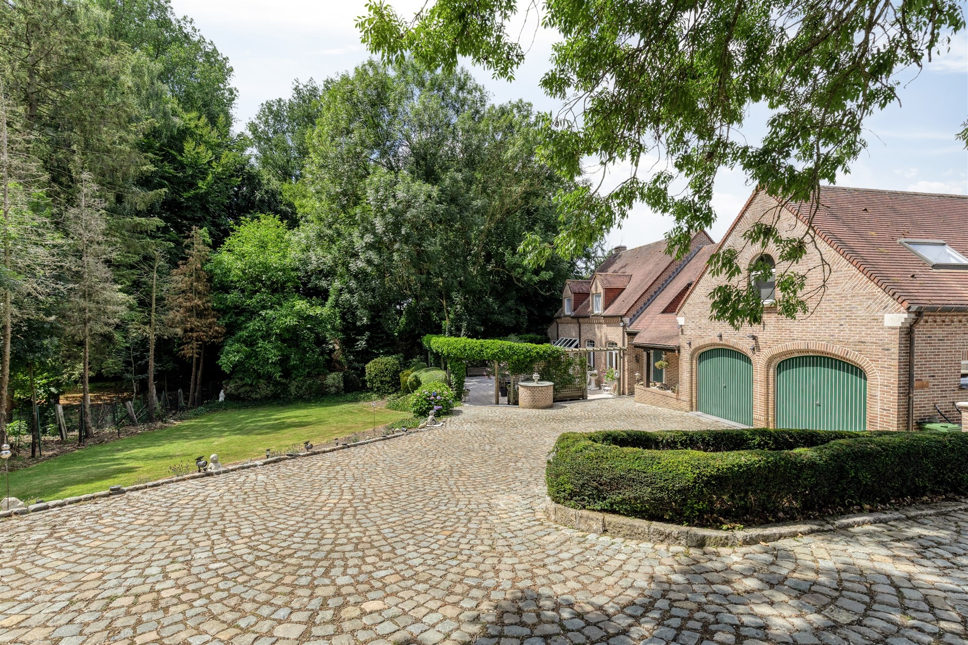 Exclusief gelegen villa op 3.970 m² in Sint-Lievens-Houtem - foto 2