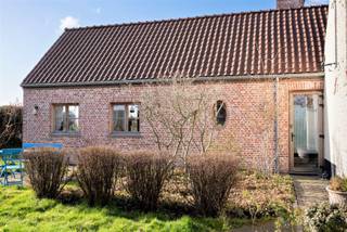 Op een boogscheut van het Kasteel van Ooidonk en vlakbij de Leie is deze landelijke hoeve met idyllisch karakter subliem gelegen.De woning ademt...