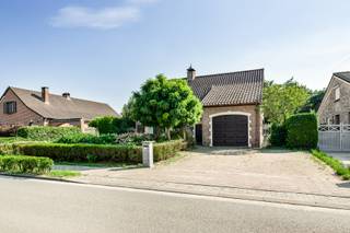 <p>Deze woning geniet van een centrale ligging nabij het centrum van Sint-Antonius, waar alle dagelijkse voorzieningen binnen handbereik zijn. Dankzij de vlotte verbinding naar de omliggende gemeenten en Antwerpen combineert deze locatie een uitstekende bereikbaarheid met een bijzonder praktisch wooncomfort. De kwalitatieve materiaalkeuze waarmee de woning werd gebouwd, vormt een mooie meerwaarde.<br /><strong>Indeling</strong><br /><br /><strong>Gelijkvloers</strong><br />Via de inkomhal betreedt u de woning. De lichtrijke woon- en eetkamer vormt samen met de ruime, volledig uitgeruste keuken het hart van de woning. Aansluitend bevinden zich zowel een praktische berging als de veranda, die rechtstreeks toegang biedt tot het ruime, zonnige terras en de aangename, zuidwest georiënteerde tuin.<br />Daarnaast beschikt de woning over een inpandige garage, bereikbaar via de nachthal.<br /><br /><strong>Verdieping</strong><br />Via de vaste trap bereikt u de eerste verdieping, waar zich nog twee ruime slaapkamers bevinden. Tussen beide kamers bevindt zich een toilet met lavabomeubel, dat eenvoudig kan worden ingericht als tweede badkamer.<br /><br /><strong>Tuin</strong><br />In de tuin bevindt zich een vrijstaande garage van ca. 27 m², ideaal als werkruimte, hobbyruimte of extra berging. Daarnaast is er een serre aanwezig en kan het perceel ook langs de achterzijde worden betreden via een poortje.<br />Via de nachthal bereikt u twee slaapkamers en de badkamer, uitgerust met ligbad, douche en lavabomeubel.<br /><br />Beschikbaarheid: de woning is momenteel verhuurd en is beschikbaar voor eigen bewoning bij opzeg vanaf akte.<br /><br /><strong>Bijzonderheden</strong><br />+ Zuidwest georiënteerd perceel van ca. 939 m²<br />+ EPC C: 250 kWh/m²<br />+ Kwaliteitsvol gebouwd met duurzame materialen<br />+ 4 slaapkamers<br />+ Inpandige en vrijstaande garage<br />+ Veel natuurlijke lichtinval<br />+ Achteraan toegankelijk via tweede ingang</p>
