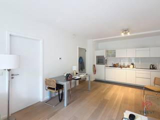 ETTERBEEK - Dans le quartier européen, à proximité de toutes les institutions européennes, proche des transports et des commerces, dans le projet "Belview", appartement 1 chambre NON MEUBLE de ±63m² habitables au 2ème étage. Composé d'un hall d'entrée avec une toilette séparée, un local technique, un living de ±26m² avec accès à une terrasse de 4m² exposée EST, une cuisine full équipée (four, taques, hotte, frigo/congélateur, lave-vaisselle) ouverte sur séjour, une chambre de ±14m² avec salle de bains attenante (baignoire, évier, machine à laver), Cave. <strong><br /><br /></strong><span>Au 1er étage</span> :<span><br /><br /></span>- Hall d'entrée avec toilette séparée et local technique<br />- Living de ±26m² (6,8 x 4,8) avec terrasse Est de ±4m²<br />- Cuisine ouverte sur séjour full équipée (four, taques, hotte, frigo/congélateur, lave-vaisselle)<br />- Chambre de ±14m² (4,1 x 3,5)<br />- Salle de bains attenante (baignoire, évier, machine à laver)<br /><br />Cave n°15<br /><br />Charges de 235€/mois - Forfait 110€ pour les communs - Provision de 125€ pour eau chaude et chauffage<br />Frais d'emménagement unique de 50€ !<br />Assurance incendie à 100€/an !