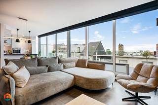 Op een uitstekende locatie te Putte, bevindt zich dit prachtig appartement met 2 slaapkamers en 2 terrassen. U bevindt zich hier vlakbij winkels, eet-en drankgelegenheden, scholen en het openbaar vervoer. Toch geniet u van een uitstekende bereikbaarheid.<br /><br />We betreden het appartement via de inkomhal. De leefruimte, die u kan inrichten met een gezellige zithoek en een aparte eetplaats, geniet van veel lichtinval door de grote raampartijen. De open keuken is mooi geïntegreerd in het geheel en voorzien van kwalitatieve toestellen. De hal geeft ons verder toegang tot een berging/wasruimte, een apart toilet, 2 slaapkamers en de badkamer voorzien van een lavabo, inloopdouche en ligbad. Via de leefruimte heeft u toegang tot het terras aan de voorzijde, terwijl u via de slaapkamers toegang heeft tot het tweede terras aan de achterzijde. Het appartement is ook voorzien van een overdekte parkeerplaats. De gemeenschappelijke kosten bedragen €60 per maand. Het appartement beschikt over zonnepanelen, vloerverwarming lichtarmaturen en gordijnen.<br /><br />Het appartement is beschikbaar vanaf 15/06/2026<br /><br />U dient een bezoekaanvraag in te dienen via het zoekertje op onze website via de knop "vraag bezoek aan".<br /><br />Dit is een uitstekende opportuniteit als u op zoek bent naar een energiezuinig nieuwbouwappartement, voorzien van alle comfort, met 2 slaapkamers en terras in een uniek project te Putte. Contacteer ons voor meer informatie of neem een kijkje op www.boonstravastgoed.be .<br /><br />Bijzonderheden:<br />- Energiezuinig<br />- Uitstekende locatie <br />- Lichtrijk appartement