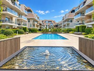Prachtig appartement met 2 slaapkamers te huur in Nieuwpoort. Het modern appartement is centraal gelegen, vlak bij winkels en het openbaar vervoer. Kortom, een zeer interessante locatie voor jong en oud.<br /><br />Daarnaast beschikt het gebouw over een gemeenschappelijk zwembad en een gezamenlijke fietsenberging. Er is ook de mogelijkheid om een garage bij te huren.<br /><br />Indeling:<br />- Nachthal (5 m²)<br />- Lichtrijke woonkamer (17 m²)<br />- Eetkamer met open keuken (15 m²), voorzien van o.a. een vaatwasser, keramische kookplaat, koelkast en combi-oven<br />- Terras (13 m²)<br />- Berging (3 m²) met aansluiting voor een wasmachine<br />- Badkamer (4 m²) met lavabo, spiegelkast, inloopdouche en handdoekradiator<br />- Apart toilet (2 m²)<br />- Slaapkamer 1 (8 m²)<br />- Slaapkamer 2 (9 m²)<br /><br />Algemene kosten: 75 euro per maand<br />Vrij vanaf: 01/12/2026<br /><br />Pluspunten:<br />- Gemeenschappelijk zwembad<br />- Centrale ligging<br />- Mogelijkheid tot bijhuren van een garage<br />- Zonnig terras<br /><br />Ben je geïnteresseerd in dit pand te huur in Nieuwpoort? Ga naar de website www.dewaele.com en klik op het pand dat je wenst te huren. Via de rode knop 'Vraag je bezoek aan' vragen we je om kort een profiel in te vullen. Daarna nemen we contact op om een bezoek in te plannen. Telefonisch kunnen er geen afspraken gemaakt worden.