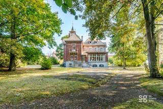 kasteelvilla Villa du Docteur met prachtige auntentieke elementen biedt eindeloze mogelijkheden: domein van circa 3.760 m² omvat een groene tuin, inclusief een perceel bouwgrond van 1.390 m²