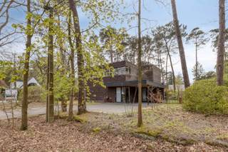 <p><span>Modern wonen in rust en gezelligheid.</span></p><p><span>Goed gelegen nabij het centrum van Heide, staat deze gezellige, moderne villa met 3 slaapkamers. </span></p><p><span>Je komt binnen via een ruime inkomhal met vestiaire en gastentoilet. <br />De open leefruimte wordt gedragen door een overvloed aan natuurlijk licht, waardoor binnen en buiten moeiteloos in elkaar overvloeien. <br />De keuken is volledig geïnstalleerd met dubbele spoeltafel, combi-oven, koelkast, en handige eettoog. </span></p><p><span>Grenzend aan de keuken is een praktische berging/wasplaats.<br />Grote schuiframen geven toegang tot een ruim terras en de west-tuin. Hier kan je heerlijk genieten van de fluitende vogels.</span></p><p><span>Verdieping:</span><span><br />Boven kom je uit in een lichte nachthall met groot schuifraam naar een overdekt terras. <br />Er zijn er 3 ruime slaapkamers op een lichte tegelvloer. <br />De badkamer omvat een douche, ligbad, dubbele lavabo, toilet en bied alle comfort. <br />De ideale plek om te vertragen en tot rust te komen na een drukke dag.</span></p><p><span>Buiten wacht een zonnige tuin waar privacy en eenvoud centraal staan. <br />Een plek om te landen, te genieten en opnieuw te verbinden.<br />Extra tuinberging. Ideaal voor fietsen en tuingerief. </span></p><p><span>Bijzonderheden</span></p><ul><li><span>Bouwjaar 217</span></li><li><span>Laag EPC</span></li><li><span>Topligging </span></li><li><span>Carport en genoeg parkeerruimte</span></li></ul><p><span> </span></p><p><span>Informatieplicht: Vergunning uitgereikt – woongebied – geen rechtelijke herstelmaatregel of bestuurlijke maatregel opgelegd – geen voorkooprecht – verkavelingsvergunning – geen klim aanwezig – niet overstromingsgevoelig P-score A & G-score A – EPC 119 kWh/m² - EK conform - asbest NVT.</span></p><p><span> </span></p>