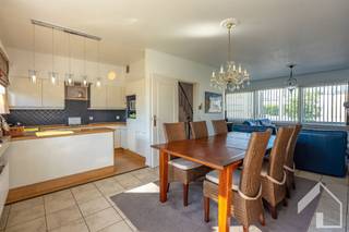 <p><span>Gelegen in een rustige woonstraat in Hoevenen tussen de centra van Kapellen en Stabroek en met een goede verbinding richting de Haven, Antwerpen en Nederland kan u deze goed onderhouden, instapklare woning bezoeken. Bovendien kan u scholen, winkels, parken, recreatie, openbaar vervoer,... in de directe nabijheid terugvinden. </span></p><p><span> </span></p><p><span>In deze bel-etage woning verwelkomen we je in de inkomhal met gastentoilet. Een ruime oprit met inpandige garage met achterliggend een wasplaats en technische ruimte. Tevens is er ook toegang tot de tuin van hieruit. Eens op de eerste verdieping heb je een ruime leefruimte met open keuken en ontzettend veel licht. In de wintermaanden maak je het extra gezellig met de houtkachel terwijl je in de zomermaanden kan genieten van je bijkomend terras met trap tot de tuin. Vanuit de tuin is er ook een toegang tot een achtergelegen speelterrein, ideaal om kinderen vanop afstand in de gaten te houden. Gaan we naar de tweede verdieping dan vinden we daar 3 ruime slaapkamers en de badkamer terug. </span></p><p><span> </span></p><p><span>Extra's:</span></p><p><span> </span></p><p><span>- recente CV ketel Vaillant (2023)</span></p><p><span>- dubbele beglazing</span></p><p><span>- EPC label C (geen renovatieverplichting)</span></p><p><span>- goed onderhouden</span></p><p><span>- geen maatregelen in het Vlaams Handhavingsplatform</span></p><p><span> </span></p><p><span>Op zoek naar een instapklare familie woning op een goede locatie? We begeleiden jullie graag tijdens een bezoek.</span></p><p><span>Ook voor een waardebepaling van je eigen woning kan je bij ons terecht.</span></p><p><span> </span></p><p><span>Contacteer immo Matrix-Kolum voor meer info en plan uw bezoek.</span></p><p><span> </span></p>