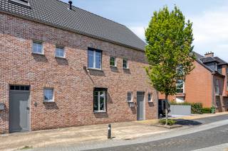 Indeling als volgt:<br />Gelijkvloers:<br />U betreedt de woning via de representatieve inkomhal, die toegang biedt tot het afzonderlijke gastentoilet met handenwasser en een praktisch ingebouwde vestiaire (mudroom). Via een hoogwaardig afgewerkte luxe-trap bereikt u de eerste verdieping.<br />Wanneer u doorloopt naar de riante woonkamer, valt meteen het oog voor detail op. De leefruimte is sfeervol afgewerkt met een verlaagd plafond voorzien van inbouwspots en subtiele led-verlichting. Wandpanelen met uitstekende akoestische eigenschappen en een exclusieve, centraal geplaatste cinemawall overtrokken met echt leder geven deze ruimte een luxueuze en warme uitstraling.<br />De lichtrijke leefruimte loopt naadloos over in de moderne, open keuken. Deze droomkeuken is voorzien van alle eigentijdse comforten, waaronder een royale hoeveelheid kastruimte, twee geïntegreerde koelkasten, een ruime diepvriezer, vaatwasser en combi-microgolfoven. Direct aansluitend bevindt zich een ruime, praktische berging met maatwerkkasten, waarin de aansluitingen voor wasmachine en droogkast op ergonomische hoogte zijn ingebouwd.<br /><br />De nachthal op de eerste verdieping geeft toegang tot drie volwaardige slaapkamers (ca. 9m², 12 m² en 12 m²). Daarnaast bevindt zich hier een ruime bureaukamer met een stijlvol, op maat gemaakt zwevend bureau — ideaal voor thuiswerk of als studeerruimte. De stijlvol ingerichte badkamer is uitgerust met een comfortabel ligbad, een strak afgewerkte inloopdouche en een dubbel wastafelmeubel.<br />Verder is er nog een apart toilet en een handige extra berging/dressing.<br /><br />De gehele tweede verdieping is ingericht als een uitzonderlijk royale master suite van circa 60 m2. Deze indrukwekkende ruimte biedt een zee aan plaats en is hoogwaardig afgewerkt met stijlvolle maatwerk inbouwkasten.<br /><br />Troeven:<br />- Hoogwaardige materialen: Consequent gebruik gemaakt van exclusieve, natuurlijke materialen die harmonieus door de gehele woning terugkomen.<br />- Uiterst energiezuinig: Gunstig EPC (E29) met uitstekende isolatiewaarden.<br />Hoogwaardige raambekleding & zonwering:<br />• Buitenzijde: Zwarte, niet-lichtdoorlatende screens/rolluiken, volledig Somfy-gestuurd.<br />• Binnenzijde: Exclusieve, op maat gemaakte Luxaflex Shades.<br />- Luxe terras & buitenleven: Gezellig terras met een premium Harol zonnescherm (meest luxe uitvoering met geïntegreerde LED-verlichting, Somfy-bediend), een sfeervolle lounge en een ruim, op maat gemaakt tuinhuis.<br />- Uitstekende beveiliging: Geavanceerd alarmsysteem voorzien van zowel binnen- als buitenbewaking.<br />- Privacy & Veiligheid: Volledig omheind met een onderhoudsvrije aluminium schutting en afgesloten via een automatische, elektrische poort.<br />- Duurzaam & Technisch hoogstaand: Uitgerust met 10 zonnepanelen, ventilatiesysteem D,<br />waterontharder met drukverhoger en een 10.000L regenwaterput (aangesloten op toiletten en buitenkraan).<br />- Parkeergelegenheid: Inclusief private autostaanplaats.<br />- Toplocatie: Rustig en toch zeer centraal gelegen op wandelafstand van openbaar vervoer, winkels en scholen.<br /><br />(ver-)Kopen of (ver-)huren in Kalmthout, Essen en omstreken?<br />Met vragen kan u altijd bij ons terecht! <br />Dewaele Vastgoed Kalmthout<br /><br />Bestuursmaatregelen in het maatregelenregister: nee
