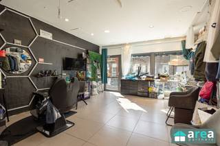 <p><span>Dit handelspand met ruime woonst is gelegen in het centrum van Zwijndrecht, op een vlot bereikbare locatie met tal van voorzieningen in de directe omgeving. Supermarkten (oa. Lidl, Aldi en Delhaize), winkels, horeca, scholen, sportfaciliteiten, openbaar vervoer en het treinstation bevinden zich op wandelafstand. Daarnaast is de nabijheid van de E17 en E34 een uitstekende verbinding naar Antwerpen, Gent en omliggende gemeenten. Dit eigendom biedt een ideale combinatie van wonen en werken op één locatie.</span></p><p><span>Grootste troeven:</span></p><p><span>- Handelspand met woonst</span><span><br /></span><span>- Elektriciteit conform</span><span><br /></span><span>- Veel mogelijkheden</span><span><br /></span><span>- Centrale ligging met vlotte bereikbaarheid<br />- P- en G- score: B</span></p><p><span>Indeling:</span></p><p><span>Deze woning biedt een unieke opportuniteit voor wie wonen en werken wil combineren. Dankzij de praktische indeling en de recente vernieuwingen vormt deze eigendom een ideale uitvalsbasis voor zelfstandigen, ondernemers of investeerders alsook gezinnen die de handelsruimte zelf willen benutten.</span></p><p><span>Op het gelijkvloers bevindt zich een handelsruimte van 38 m² met tal van mogelijkheden voor diverse commerciële activiteiten. Verder beschikt het gelijkvloers over een praktische berging en een aparte ruimte met toilet en aansluitingen voor wasmachine en droogkast. Achteraan bevindt zich de recent vernieuwde en lichtrijke keuken, die dankzij twee lichtkoepels geniet van voldoende natuurlijke lichtinval. </span></p><p><span>De eerste verdieping omvat twee volwaardige en ruime slpk. van 19 m² en 12 m². Op de tweede verdieping bevindt zich een derde slaapkamer van 18 m², evenals de recent gerenoveerde badkamer van 8 m². Deze stijlvol betegelde badkamer is uitgerust met een inloopdouche, toilet en dubbele wastafel. Op de derde verdieping is de zolderkamer van 20 m² die is ingericht als vierde slaapkamer.</span></p><p><span>Voor meer informatie kan u terecht bij Area Partners: info@area.be of 03/284.60.60</span></p>