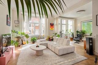 <p>Op de eerste verdieping van een uitstekend onderhouden gebouw bevindt zich dit ruime, lichtrijke en instapklare appartement van ca. 180 m², op wandelafstand van het Stadspark en het centrum van Antwerpen. Dankzij de uitzonderlijke gevelbreedte van ca. 12 meter geniet het appartement van veel natuurlijke lichtinval en een aangenaam gevoel van ruimte.<br /><br />Bij het betreden van het appartement valt meteen het ruimtelijke gevoel op, versterkt door de prachtige authentieke elementen en de zeer hoge plafonds die het geheel een bijzonder karakter geven.<br /><br />Via de inkomhal bereikt u de leefruimte. De ruime woonkamer vormt samen met de eetruimte een aangename leefomgeving. Aansluitend bevindt zich een aparte, ruime bureauruimte aan de straatzijde, die eveneens als slaapkamer kan dienen. De leefruimte geeft rechtstreeks uit op het terras van ca. 8 m².<br /><br />De keuken sluit praktisch aan op de leefruimte. Verder beschikt het appartement over in totaal drie volwaardige slaapkamers.<br /><br />Daarnaast is er ook een apart gastentoilet en een aparte berging met aansluiting voor een wasmachine en droogkast.<br /><br />Met zijn royale oppervlakte, authentieke charme en brede gevel is dit appartement ideaal voor wie op zoek is naar een ruim stadsappartement met karakter.<br /><br />Bijzonderheden<br />Elektriciteit conform<br />Asbestveilig attest<br />EPC B<br />Vernieuwde lift<br />Kelderberging<br />AK: ca. €250/maand</p>