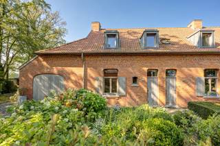 <p>Palton troeven:</p>
<p>- Weids uitzicht<br />- Rustige ligging<br />- Instapklaar<br />- Gunstig EPC<br />- Unieke sfeer<br /><br />Welkom bij Mierdsedijk 128 te Poppel Gelegen op een prachtig perceel van 1265 m2, geniet u hier dagelijks van rust en privacy mede dankzij het weids uitzicht.</p>
<p>Via de inkomhal met vestiaire en gastentoilet komt u terecht in de ruime en lichtrijke leefruimte met hoge plafonds en grote raampartijen welke zorgen voor een aangenaam contact met de tuin. Aansluitend bevindt zich de royale open leefkeuken volledig geïnstalleerd met 5- pits gasfornuis, dampkap, oven, koelkast en een spoeleiland met vaatwasser en dubbele spoelbak, een gezellige plek waar koken, tafelen en samenzijn naadloos in elkaar overvloeien.</p>
<p>Verder beschikt het gelijkvloers over een kelder en een ruime wasplaats die momenteel eveneens is ingericht als bureau, waardoor deze ruimte perfect kan dienen als thuiswerkplek of hobbyruimte.</p>
<p>Via een vaste trap komt u uit op de verdieping waar zich twee slaapkamers bevinden en een stijlvolle badkamer met inloopdouche, toilet en dubbele lavabo. De gehele verdieping is hoogwaardig afgewerkt en voorzien van parketvloeren.</p>
<p>Ook buiten heeft deze woning heel wat te bieden. Het perceel biedt een zee aan ruimte om optimaal van het buitenleven te genieten. De groene tuin vormt een oase van rust waar u in alle privacy kunt ontspannen en tuinliefhebbers hun hart kunnen ophalen.</p>
<p>De woning onderging een grondige totaalrenovatie waarbij onder meer de daken, volledig werden vernieuwd. In combinatie met de kwalitatieve afwerking, vloerverwarming en energiezuinige voorzieningen resulteert dit in een comfortabele woning met een gunstig EPC-label.</p>
<p>Bent u op zoek naar een instapklare woning waar kwaliteit, comfort en een groene ligging perfect samenkomen?<br />Neem dan snel contact op via Judith@palton.be of bel naar +32492-78 31 74.<br /><br /></p>
<p></p>