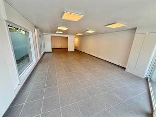<strong>Structureel gelegen handelspand te koop op de Meensesteenweg 699 Roeselare.</strong><br />Dit pand biedt veel mogelijkheden en is zeer goed/zichtbaar gelegen voor handen. Het beschikt verder ook over meerdere multifunctionele ruimtes: kantoor, kinesist, boekhouder, winkel en meer.<br /><br /><strong>Indeling</strong><br />gelijkvloers: open ruimte met optie voor aparte kamer, keuken + apart toilet achteraan<br />1ste verdiep: via trap achteraan toegang tot eerste verdiep, optie kamer te zetten, polyvalente ruimte<br /><br /><strong>Troeven:</strong>
<ul><li>veel natuurlijk lichtinval</li><li>smart lighting systeem van Phillips met afstandsbediening</li><li>elektrische rolluiken gelijkvloers</li><li>zeer makkelijk bereikbaar(nu nog werken in de straat)</li><li>splinter nieuwe baan in constructie</li></ul>