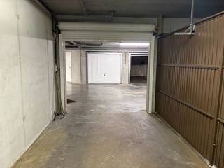 Deze <strong>ruime en afgesloten garagebox</strong> bevindt zich op verdieping <strong>-2 van Residentie Concerto</strong>, op een gunstige ligging op slechts <strong>5 minuten wandelen van het centrum van Middelkerke en de Zeedijk.</strong><br /><br />De garagebox is bijzonder vlot toegankelijk: zowel de <strong>inrit van het garagecomplex als de poort van de garagebox zelf zijn automatisch bedienbaar</strong>. Daarnaast is er <strong>elektriciteit</strong> <strong>aanwezig</strong>, met zowel een <strong>stopcontact als verlichting.</strong><br /><br />Dankzij de ruime afmetingen is de garagebox geschikt voor het veilig stallen van een wagen en biedt ze bovendien extra ruimte voor bijvoorbeeld fietsen of andere spullen.<br /><br /><strong>Afmetingen:</strong>
<ul>
<li>Binnenmaten garagebox: <strong>2,80 m breed x 5,06 m lang x 2,35 m hoog</strong></li>
<li>Afmetingen garagepoort:<strong> 2,40 m breed x 2,00 m hoog</strong></li>
</ul>
<br />Een praktische en goed gelegen garagebox in Middelkerke, interessant voor zowel <strong>eigen gebruik als investering.</strong><br /><br /><strong>Interesse? Neem gerust contact met ons op voor meer informatie of een bezichtiging.</strong>
