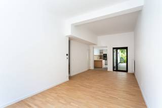 Volledig gerenoveerde gezinswoning met 4 slaapkamers en stadstuin nabij het Zuid<br /><br />Bent u op zoek naar een instapklare woning op een toplocatie in Antwerpen? Dan is deze prachtig en volledig gerenoveerde woning met vier slaapkamers en een gezellige stadstuin precies wat u zoekt.<br /><br />Bij het betreden van de woning wordt u verwelkomd in een ruime en lichtrijke leefruimte die naadloos overgaat in de stijlvolle, volledig uitgeruste keuken. De keuken is afgewerkt met kwalitatieve materialen en voorzien van alle nodige toestellen en biedt bovendien voldoende opbergruimte. Achter de keuken bevindt zich een praktische berging met aansluitingen voor een wasmachine en droogkast, evenals een apart gastentoilet. De grote raampartijen zorgen voor een aangename lichtinval en geven rechtstreeks toegang tot de gezellige stadstuin.<br /><br />Op het tussenverdiep bevindt zich de ruime badkamer, uitgerust met een dubbele lavabo, ligbad, inloopdouche en een tweede toilet. Daarnaast is er nog een extra berging met aansluiting voor een wasmachine en droogkast.<br /><br />De eerste en tweede verdieping bieden telkens twee ruime slaapkamers, goed voor in totaal vier volwaardige slaapkamers. Hierdoor is de woning perfect geschikt voor gezinnen, thuiswerkers of wie extra ruimte wenst.<br /><br />Als extra troef beschikt de woning over een kelder en een zolder, ideaal voor bijkomende opslag.<br /><br />Gelegen op een uitstekende locatie, vlak bij het bruisende Zuid, geniet u van een ruim aanbod aan winkels, restaurants, scholen, openbaar vervoer en een vlotte verbinding naar de belangrijkste invalswegen.<br /><br />Troeven<br /><br />Volledig gerenoveerde woning<br />Eerste ingebruikname na renovatie<br />4 volwaardige slaapkamers<br />Gezellige stadstuin<br />Energiezuinig met gunstig EPC<br />Kelder en zolder als extra bergruimte<br />Topligging nabij het Zuid<br />Instapklaar en onmiddellijk beschikbaar