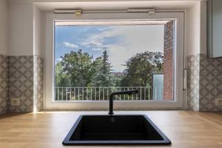 Ontdek dit recent gerenoveerd appartement gelegen in een kleinschalige mede-eigendom van slechts 4 entiteiten, aan de Frans Vekemansstraat 121 te...