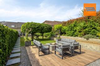 <p><span>Instapklare driegevelwoning met een prachtige tuin. </span></p><p><span> </span></p><p><span>Gelegen in een rustige en aangename woonwijk met een Mobiscore van 8,9, deze woning geniet van een gewilde ligging, dankzij de gewaardeerde nabijheid van de voorzieningen, winkels, scholen en verkeersaders.</span></p><p><span> </span></p><p><span>De woning is door de eigenaren perfect onderhouden en is onlangs gerenoveerd met hoogwaardige materialen en in een eigentijdse stijl die voldoet aan de huidige marktverwachtingen. De woning verkeert in uitstekende algemene staat en vereist geen werkzaamheden voordat er ingetrokken kan worden.</span></p><p><span> </span></p><p><span>De indeling is functioneel en lichtrijk, met een gezellige woonkamer die uitkomt op een aangename keuken, waardoor een warme en uitnodigende leefruimte ontstaat. De woning beschikt over drie ruime slaapkamers, een volledig gerenoveerde doucheruimte en twee aparte toiletten, wat een aangenaam wooncomfort biedt voor een gezin. Een zolderruimte vormt een nuttige aanvulling op de opslagruimte.</span></p><p><span> </span></p><p><span>Op de begane grond wordt u verwelkomd door de hal, die overgaat in een ruime en zeer praktische garderobe. Een grote wasruimte (10 m²) met douchecabine biedt veel opbergruimte. De garage (32 m²!) biedt talrijke extra opbergmogelijkheden en de twee parkeerplaatsen voor het huis vormen een echte troef in het dagelijks leven. </span></p><p><span> </span></p><p><span>Ook de buitenruimtes hebben voortdurend aandacht gekregen en nodigen u uit tot ontspanning. Het onlangs vernieuwde terras vormt een natuurlijk verlengstuk van de woonkamer en een gezellige lounge achteraan het perceel, evenals een tuinhuisje/buitenkeuken, dat praktisch is en goed geïntegreerd in het geheel, zijn perfect geschikt voor uw zomerse avonden met vrienden of familie.</span></p><p><span> </span></p><p><span>Door de goede staat waarin het pand verkeert, de recente renovaties, het comfortniveau en de inrichting, zowel binnen als buiten, is dit ongetwijfeld een huis waar u op slag verliefd op wordt.</span></p><p><span> </span></p><p><span>Extra troeven: EPC B: 158 kWh/ elektriciteit conform/ geen asbest/ gascondensketel 2021/ waterontharder/ regenwaterreservoir'3000 L/ alarm met camera’s/ elektrische rolluiken.</span></p><p><span> </span></p><p><span>Boek snel uw bezoek!</span></p><p><span> </span></p><p><span> </span></p>