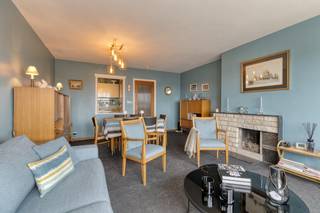 Vous recherchez un endroit confortable sur la côte belge ? Cet appartement résidentiel avec deux chambres spacieuses à Koksijde offre une excellente opportunité pour ceux qui veulent profiter de la paix et de la nature. Grâce à son emplacement agréable à proximité des dunes et à quelques minutes de marche de la plage et du centre commercial, vous y vivrez le sentiment de vacances ultime.Ce bien immobilier est idéal non seulement pour une occupation privée, mais également pour des locations de vacances. Actuellement déjà disponible sur le marché locatif auprès d'une clientèle permanente. Possibilité d'acheter un garage sous le bâtiment. Composition : salon, cuisine, deux chambres, salle de bain avec baignoire, toilettes séparées, terrasse, rangement.Intéressé ? Veuillez contacter rapidement Ron Verhaeghe à l'adresse ron.verhaeghe@dewaele.com ou au 0470 85 29 80.