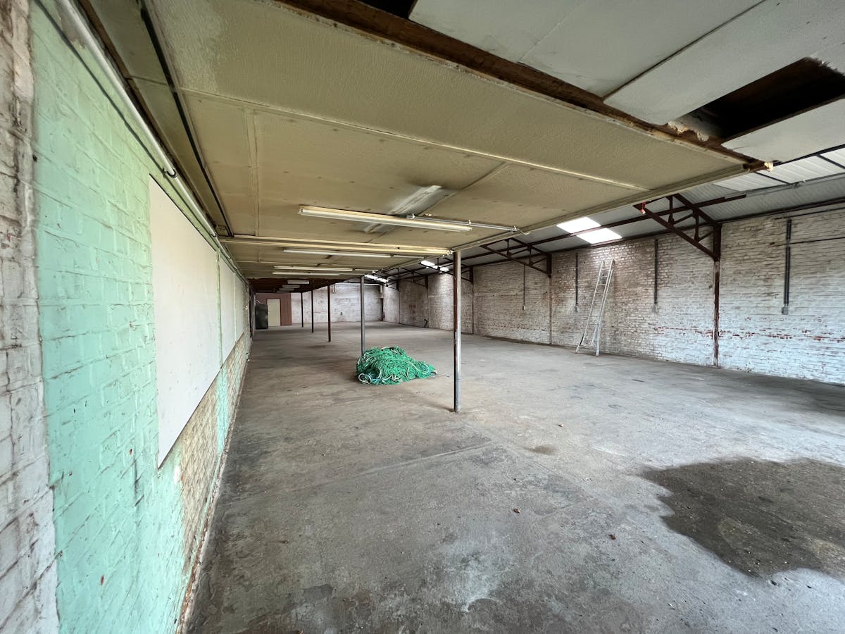 Warehouse of approximately 342m² centrally located in Izegem - photo 5