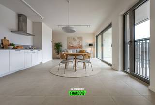 Dit prachtige lichtrijke nieuwbouwappartement te Leuven, maakt deel uit van Project Burenberg, gelegen in de rustige Kaboutermansstraat te Leuven. Met een bewoonbare oppervlakte van 83 m² biedt dit appartement een aangename en functionele indeling, ideaal voor zowel eigen bewoning als investering.<br /><br />De ruime leefruimte geniet van veel natuurlijke lichtinval en sluit naadloos aan op het zuidgerichte terras, waar het heerlijk vertoeven is. De open, hedendaagse keuken vormt het kloppend hart van de woning en is perfect geïntegreerd in de leefruimte.<br /><br />Het appartement beschikt over twee volwaardige slaapkamers en een moderne badkamer, afgewerkt met kwaliteitsvolle materialen in een frisse nieuwbouwstijl. Dankzij het energiezuinige karakter woon je hier niet alleen comfortabel, maar ook duurzaam. Verwarming gebeurt via aansluiting op het warmtenet, in combinatie met een warmtepomp voor verwarming en (passieve) koeling, zonnepanelen, slimme waterhuishouding en groendaken, wat resulteert in een laag verbruik en toekomstgericht wonen.<br /><br />Het is een autoluwe site dankzij ondergronds parkeren.<br /><br />Extra troeven zijn de ondergrondse parkeerplaats en private berging, wat zorgt voor extra gemak en opbergruimte. Bovendien geniet je van een vlotte bereikbaarheid en bevinden winkels, openbaar vervoer en andere voorzieningen zich op wandelafstand.<br /><br />Kortom, een instapklaar en energiezuinig appartement op een toplocatie in Leuven, waar comfort en bereikbaarheid hand in hand gaan.<br /><br />Geniet jij hier binnenkort van prachtige vergezichten over de Leuvense skyline, het park en het historische klooster op de site?<br /><br />Contacteer ons nu via rotselaar@immofrancois.be of 016/946.945<br /><br />Verkoop onder BTW<br /><br />