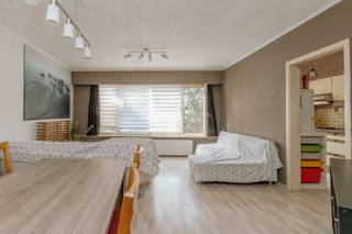 <p>In een rustige straat in Schoten in de woonwijk 'De Lek' bevindt zich dit appartement op de tweede verdieping van een kleinschalig gebouw. Een woning met een aangename indeling, veel natuurlijk licht en de opportuniteit om ze verder naar eigen smaak te moderniseren.</p><p>Via de inkomhal komen we in de leefruimte aan de voorzijde van het appartement. Dankzij de grote raampartijen geniet deze ruimte van een mooie lichtinval gedurende de dag. Aansluitend bevindt zich de keuken, die een praktische verbinding vormt met de woonkamer.</p><p>Verder beschikt het appartement over een badkamer met douche, lavabo en toilet en een ruime aparte berging. Achteraan vinden we twee volwaardige slaapkamers, waarvan één met toegang tot een balkon. Door hun rustige ligging vormen ze een aangename plek om zich terug te trekken.</p><p>Op het gelijkvloers zijn er nog enkele waardevolle extra's aanwezig. Zo beschikt u over een privatieve autostaanplaats en een ruime berging achteraan het gebouw. Via deze berging is er bovendien toegang tot de tuin.</p><p>Het appartement is op te frissen, wat meteen mogelijkheden biedt voor wie graag een eigen woonplek creëert of op zoek is naar een interessante investering met potentieel.</p><p><strong>Troeven</strong></p><ul><li>Tweede verdieping in een kleinschalig gebouw</li><li>Lichtrijke leefruimte</li><li>Twee ruime slaapkamers</li><li>Balkon aan de achterzijde</li><li>Ruime aparte berging in het appartement</li><li>Privatieve autostaanplaats</li><li>Extra berging op het gelijkvloers</li><li>Toegang tot de tuin via de berging</li><li>Mogelijkheid om het appartement naar eigen smaak te vernieuwen</li></ul>