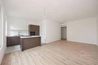 <h3><strong>Gerenoveerd 2-slaapkamer appartement in Borsbeek te koop!</strong></h3><p><br /> </p><p>Ontdek dit instapklare, volledig gerenoveerde appartement in een rustige straat in het hart van Borsbeek. Dankzij de moderne afwerking, veel lichtinval en aangename buitenruimte geniet u hier van hedendaags wooncomfort in een groene omgeving.</p><p>De ruime, open leefruimte baadt in het daglicht dankzij grote raampartijen en een slimme indeling. De gezellige living sluit naadloos aan op de moderne keuken met eiland, voorzien van stijlvolle donkere fronten, ingebouwde oven en aansluitingen voor vaatwasser en kookplaat op inductie.</p><p>Het appartement beschikt over twee slaapkamers, die ook perfect dienst kunnen doen als bureau of hobbyruimte. De strakke badkamer is uitgerust met een inloopdouche en modern wastafelmeubel.</p><p>De afwerking is instapklaar: witte muren, een moderne houtlookvloer en een frisse, tijdloze uitstraling.</p><p>Gelegen op een toplocatie in Borsbeek, dichtbij winkels, openbaar vervoer en uitvalswegen richting Antwerpen en de omliggende gemeenten.</p><p> </p><p>Extra troeven:</p><ul><li>Volledig gerenoveerd en instapklaar</li><li>Tuin</li><li>Binnen- en buitenstaanplaats (t.w.v. €25.000) apart aan te kopen</li><li>Bergruimte</li><li>Rustige ligging nabij groen en centrum</li></ul>