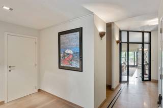 <p>Zeer licht, luxueus afgewerkt, <strong>appartement</strong> van <strong>ca. 195m²</strong> in domein '<strong>De List</strong>' (residentie Richebourg) met prachtig <strong>zonne-terras</strong> ! <br /><br />Indeling : <br />- <strong>Inkomhal </strong>op tegel met gastentoilet, ingemaakte vestiairekasten en aparte handenwasser.<br />- Vanuit de hal glazen deur naar de <strong>living</strong>, welke zorgt voor veel lichtinval en ruimtegevoel. <br />- Living (ca. 69m²) op parket met ingemaakte kasten en houtkachel. Schuifdeuren naar het ruim zonne-terras (ca. 37m²). <br />- Aansluitend <strong>leefkeuken </strong>(ca. 20m²) met o.a. koelkast Liebherr, vaatmachine Miele, heteluchtoven Schöltes, microgolfoven Siemens, kookplaat Schöltes, dubbele gootsteen Fräncke, kookeiland en veel opbergruimte. <br />- Gezellige <strong>ontbijthoek </strong>met prachtig zicht op het domein. <br /><br />- Praktische wasplaats/berging op tegel in de hal, met aansluitingen voor was- en droogmachine en ingemaakte kasten. <br />- <strong>Masterslaapkamer </strong>(ca. 24m²) op parket voorzien van ingemaakte dressingkasten en schuifdeuren naar het terras. <br />- Ruime <strong>badkamer </strong>(ca. 17m²) met dubbele gootsteen, ruime douche, ingemaakte kasten, ligbad, handdoekdroger, bidet en toilet. Zowel vanuit de hal, als vanuit de master bekomt men de badkamer. <br />-<strong> Tweede slaapkamer</strong> (ca. 18m²), op parket. <br />-<strong> Derde slaapkamer</strong> (ca. 20m²) op parket, welke ook perfect dienst kan doen als bureauruimte/hobbykamer. <br /><br />Algemeen : <br />- Perfect onderhouden en gebruik gemaakt van duurzame, kwalitatieve materialen. <br />- Zeer veel <strong>lichtinval</strong> doorheen het appartement ! <br />- Gelegen op unieke locatie in <strong>parkdomein 'De List'</strong>. Rustige doch centrale ligging nabij winkels, invalswegen, Brasschaat/Schoten. <br />- Dubbele beglazing. Vliegenhorren. Veiligheidsdeur. Videofonie (Sieddle). Dimverlichting in de leefruimte. <br />- Ruim ZW-georiënteerd terras voorzien van zonnewering, buitenverlichting en besproeiingsinstallatie. <br /><strong>- Twee ondergrondse autostaanplaatsen</strong> met <strong>2 achterliggende bergingen.<br />- Dak </strong>is recent<strong> volledig vernieuwd - Videofonie </strong>vernieuwd in<strong> 2025<br />- Vaste lasten bedragen ca. €621/maand : deze omvatten o.a. conciërge service, warm-koud water, individuele verwarming, blokpolis, syndicus, onderhoud domein, etc. </strong></p>