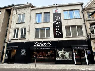 <p><strong>Uitzonderlijk Vastgoed in Centrum Diest: Handelshuis met Royale Triplex (577m² totaal)<br /></strong></p>
<p><strong>Ontdek de perfecte combinatie van een bloeiende commerciële toplocatie en luxueus wonen, of grijp de kans als herontwikkelingsproject.</strong></p>
<ol>
<li><strong> Commercieel Gelijkvloers (323m²)</strong></li>
</ol>
<p>Het gelijkvloers is momenteel ingericht als gerenommeerde <strong>Keurslagerij</strong>. Dankzij de indrukwekkende oppervlakte en de kamerhoge raampartijen aan de straatkant geniet u hier van een <strong>maximale visibiliteit</strong>.</p>
<ul>
<li><strong>Indeling:</strong> Ruime winkelruimte, atelier/productiezone, koelcellen en stockage.</li>
<li><strong>Troef:</strong> Direct instapklaar voor een voedingszaak, maar door de grote open ruimtes ook makkelijk om te vormen tot kantoor, praktijk of showroom.</li>
</ul>
<ol>
<li><strong> Riante Triplex-Woonst (254m²)</strong></li>
</ol>
<p>Boven de zaak bevindt zich een verrassend ruim en lichtrijk appartement, verspreid over drie verdiepingen.</p>
<ul>
<li><strong>Verdieping 1:</strong> Een indrukwekkende leefruimte met aansluitend een volledig geïnstalleerde keuken. Het grote terras biedt een heerlijke buitenruimte in de stad. Tevens een bureelruimte aanwezig.</li>
<li><strong>Verdieping 2:</strong> Meerdere ruime slaapkamers, een badkamer en een tweede bureel/hobbyruimte.</li>
<li><strong>Verdieping 3:</strong> Een extra slaapkamer en diverse zolderruimtes met uitbreidingsmogelijkheden.</li>
</ul>
<ol>
<li><strong> Strategische Opportuniteit: Projectontwikkeling</strong></li>
</ol>
<p>Uniek aan dit pand is de ligging <strong>buiten het winkelkerngebied</strong>. Dit opent deuren die elders in het centrum gesloten blijven:</p>
<ul>
<li><strong>Bestemmingswijziging:</strong> Ideaal voor promotoren om het geheel te transformeren naar een <strong>meergezinswoning of een kleinschalig appartementsgebouw</strong>.</li>
<li><strong>Volume:</strong> Met een totale oppervlakte van ruim 570m² en diverse verdiepingen zijn hier meerdere wooneenheden mogelijk (mits vergunning).</li>
</ul>
<p><strong>Technische Specificaties:</strong></p>
<ul>
<li><strong>Totale oppervlakte:</strong> 577 m²</li>
<li><strong>Oppervlakte handel:</strong> 323 m²</li>
<li><strong>Oppervlakte woonst:</strong> 254 m²</li>
<li><strong>Buitenruimte:</strong> Groot privéterras op het eerste verdiep</li>
<li><strong>Locatie:</strong> Centrum Diest, uitstekende bereikbaarheid en visibiliteit.</li>
</ul>
<p><strong>Waarom dit pand?</strong></p>
<p>Of u nu een ondernemer bent die wonen en werken wil combineren op een toplocatie, of een investeerder die zoekt naar een project met een hoog rendement via herontwikkeling: dit handelshuis biedt de schaalgrootte en de flexibiliteit die u zoekt.</p>
<p><strong> </strong></p>