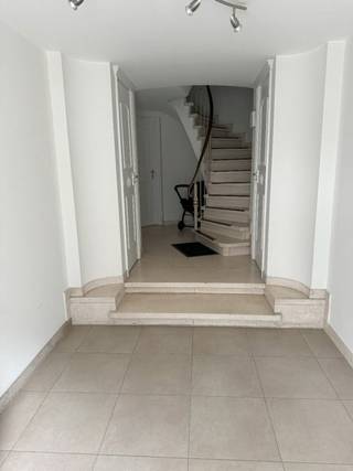 <p>Dit uitstekend onderhouden appartementsgebouw met 2 prachtige en ruime appartementen en twee garages is gelegen in het centrum van Temse.</p>
<p>Op het gelijkvloers bevinden zich een gemeenschappelijke inkomhal, 2 garages en praktische bergruimtes. Vanuit één van de garages is er een rechtstreekse toegang tot de tuin.</p>
<p>Het appartement op de eerste verdieping beschikt over een inkomhal, een ruime en lichtrijke woonkamer met aansluitend de ingerichte keuken. Verder omvat het appartement drie slaapkamers van 17m², 11 m² en 9m², een ruime badkamer met dubbele lavabo en ligbad, een apart toilet en een praktische bergruimte met aansluitingen voor wasmachine en droogkast. Vanuit deze berging bereikt u de gezellige tuin met terras, een aangename extra troef.</p>
<p>Op de tweede verdieping bevindt zich een tweede verzorgd appartement met een inkomhal, een mooie lichtrijke woonkamer en een ingerichte keuken. Het appartement beschikt over twee slaapkamers van 17m² en 10m², een badkamer met lavabo en douche, een apart toilet en een extra derde kamer die momenteel dienst doet als bergruimte. Deze ruimte biedt rechtstreeks toegang tot het gezellig terras, ideaal om in alle rust van de buitenlucht te genieten.</p>
<p>Dit gebouw is mooi afgewerkt en zeer goed onderhouden, uitgerust met ingemaakte kasten op elke verdieping, wordt verwarmd via centrale verwarming op aardgas en er is dubbele beglazing aanwezig. EPC energielabel B. Elektriciteit conform het AREI.</p>
<p>De appartementen zijn beiden verhuurd, vrij van syndicus. Geen lift aanwezig.</p>
<p>Mooi en centraal gelegen, op wandelafstand van winkels, scholen, openbaar vervoer, de Markt van Temse en diverse wandelroutes. Dankzij de nabijheid van de N16 en E17 zijn ook omliggende steden en gemeenten vlot bereikbaar.</p>
<p>Een uitstekend onderhouden opbrengsteigendom met twee volwaardige appartementen, garages en aangename buitenruimtes, gelegen op een toplocatie in het centrum van Temse.</p>