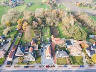 Cette construction ouverte sur un terrain exceptionnellement spacieux de 2 636 m² offre de nombreuses possibilités à ceux qui recherchent de...