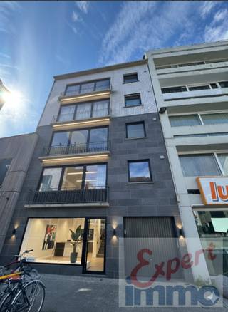 ✨Ben jij klaar om die eerste stap op de woningmarkt te zetten met een absolute knaller? ✨<br />Stop met scrollen! Dit machtig gezellige appartement ademt sfeer, stijl en slimme ruimtes. Hier woon je niet zomaar, hier lééf je.<br />Waarom dit jouw nieuwe plek wordt:<br />✨ Instapklaar & Trendy: Een sfeervolle inkomhal die je meteen "thuis" laat voelen.<br />🍳 Leven in Stijl: De leefruimte met open keuken is het kloppende hart van het appartement. Perfect voor die gezellige diner-avonden!<br />🛌 Ruimte te Over: Een royale master-bedroom én een extra kamer die smeekt om ingericht te worden als stijlvol bureel of knappe logeerkamer.<br />🚿 Wellness Vibes: Een moderne badkamer met inloopdouche en een handig apart toilet.<br />🧺 Slimme Extra’s: Een praktische technische ruimte/wasplaats houdt alles netjes uit het zicht.<br />☀️ Chill-out Zone: Een fijne mini-buitenruimte om even een frisse neus te halen.<br />🚗 Nooit meer parkeerstress: Inclusief een ruime privé-parkeerplaats direct naast de deur!<br />De Technische Details (zonder zorgen):<br />🌡️ Comfort ten top: CV op aardgas én extra elektrische bijverwarming voor de perfecte temperatuur.<br />🪟 Kwaliteit: Dubbele beglazing met strakke aluminium frames.<br />🛗 Gemak: Het gebouw beschikt over een lift (ideaal voor toegang tot de kelder/CV-ruimte).<br />🔑 Beschikbaarheid: Vrij bij de akte!<br /><br /><strong>Sommige foto's zijn met AI gemaakt voor de inrichting, dit om de mensen een beter beeld te geven wat ze ervan kunnen maken.</strong><br /><br />DIT WIL IK! Wacht niet te lang, want dit soort pareltjes zijn weg voor je het weet.<br />Maak vandaag nog je afspraak en kom de sfeer zelf proeven!<br />📞 Bezoeken op afspraak met Expert-Immo: 👉 Bel 056/705262 (optie verkoop)<br /><br /><strong><u>Wettelijke info :</u> </strong><br /><u>Waterinfo :</u> 2xA, geen natte voeten dus<br /><u>Stedenbouw :</u> Geen beschermd monument, niet op inventaris, Vergunning uitgereikt, Woongebied, Geen dagvaarding uitgebracht, Geen voorkooprecht ruimtelijke ordening aanwezig, Geen Verkavelingsvergunning, geen overstromingsgebied, niet gelegen in afgebakend oevergebied.<br /><u>Asbest :</u> in aanvraag.<br /><u>EPC :</u> D-label, 400 kWh/m², Geen renovatieplicht.<br /><u>Syndicuskosten :</u> ongeveer 1330 euro per jaar, dus 111 euro per maand.