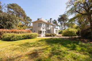 Meer info? wouter.beckx@homixx.be of 016 199 349.<br /><br />Bent u op zoek naar een unieke opportuniteit om uw droomwoning te realiseren op een toplocatie? Homixx Vastgoed stelt u graag deze karaktervolle en exclusieve villa uit 1932 voor, gelegen op een indrukwekkend perceel van maar liefst 38 are. Met een royale bewoonbare oppervlakte van 365 m² biedt dit pand een uitzonderlijke basis voor wie houdt van ruimte, rust en een renovatieproject met potentieel.<br /><br />Bij het betreden van de woning wordt u verwelkomd in een ruime inkomhal die meteen het karakter en de mogelijkheden van deze eigendom onderstreept. Daarnaast is er een uitzonderlijk ruime leefruimte met authentieke houten vloer. Deze indrukwekkende ruimte vormt zonder twijfel het hart van de woning en biedt tal van mogelijkheden voor wie houdt van wonen in stijl en grandeur.<br /><br />De badkamer is reeds voorzien van een functionele inloopdouche en een enkele lavabo. Met vijf slaapkamers, allemaal smaakvol afgewerkt met parket, is er geen gebrek aan ruimte voor een groot gezin.<br /><br />Extra troeven van deze woning zijn de aanwezige kelder en de zolder, die bereikbaar is via een vaste trap. <br /><br />Buiten geniet u in alle privacy van de uitgestrekte tuin met terras, ideaal voor wie houdt van rust, groen en het buitenleven.<br /><br />Dit renovatiepand is de ideale keuze voor de gedreven koper die op zoek is naar een unieke eigendom met karakter, ruimte en enorm veel potentieel om een exclusieve thuis te creëren.