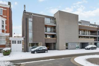 Dit instapklaar appartement uit 2012 heeft een uitstekende bereikbaarheid en dankzij de bewoonbare oppervlakte van 80 m² (bron EPC) en een ruim terras van 28 m² geniet je hier van alle comfort voor een aangename woonervaring.<br /><br />Wanneer je het appartement binnenkomt, word je verwelkomd in een gezellige inkomhal die toegang geeft tot de verschillende vertrekken. Vanuit de inkom stap je meteen de lichtrijke leefruimte binnen, waar de grote ramen zorgen voor een mooie lichtinval en een directe verbinding met het ruime terras van maar liefst 28 m². Aansluitend bevindt zich de ingerichte keuken, praktisch ingericht en voorzien van voldoende opbergruimte, ideaal om dagelijks te koken.<br />Verder in het appartement vind je twee comfortabele slaapkamers, waarvan de grootste perfect geschikt is als master bedroom en de tweede momenteel als dressing wordt gebruikt. De badkamer is uitgerust met een lavabo, ligbad en douche. Daarnaast is er een handige berging met aansluiting voor de wasmachine en extra plaats voor opslag.<br />Als kers op de taart geniet je van een prachtig aangelegde gemeenschappelijke tuin, waar je omringd wordt door groen en even helemaal tot rust kunt komen.<br />Een ruime parkeerplaats is bij aan te kopen.<br /><br />Buitengewone kenmerken:<br />- Bouwjaar 2012 <br />- Instapklaar<br />- 80 m² bewoonbare oppervlakte<br />- Groot terras van 28 m²<br />- 2 slaapkamers en 1 badkamer<br />- Gemeenschappelijke tuin