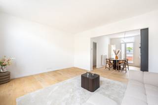 Ben je op zoek naar een trendy, instapklare duplex waar privacy en modern comfort centraal staan? Deze prachtige duplex is gelegen in een zeer kleinschalig gebouw van slechts twee appartementen. Omdat jouw nieuwe thuis zich op de allerbovenste verdiepingen bevindt, geniet je hier van een ultiem gevoel van rust en heb je nooit last van bovenburen. Bij binnenkomst valt de enorme hoeveelheid natuurlijk daglicht op. Een prachtige, warme parketvloer trekt door het hele appartement en zorgt direct voor een gezellige sfeer.<br /><br />Op de eerste verdieping van de duplex bevindt zich de royale woonkamer die naadloos overloopt in een moderne, open leefkeuken. De keuken is stijlvol afgewerkt in een donkere hout-look en volledig uitgerust met hoogwaardige inbouwapparatuur. Vanuit de keuken stap je zo het ruime terras op om heerlijk buiten te ontspannen. Achteraan op deze verdieping vind je een volwaardige extra kamer, ideaal als rustige thuiswerkplek of logeerkamer. Tevens is er op deze verdieping een handige, aparte wasruimte aanwezig.<br /><br />Via de trap bereik je de bovenverdieping onder het sfeervolle schuine dak. Hier bevinden zich twee comfortabele slaapkamers en een ruime, modern afgewerkte badkamer die is voorzien van een strak lavabomeubel en een comfortabele inloopdouche. Kortom, een hoogwaardig afgewerkte duplex op een toplocatie in Mortsel, met winkels en openbaar vervoer op wandelafstand.<br /><br />Interesse om deze unieke duplex zelf te ontdekken?<br />Maak snel een afspraak voor een bezichtiging via info@goose.be of bel naar 03 369 36 38.