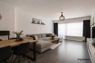 Op zoek naar een modern, instapklaar appartement op een uitstekende locatie? Dit aangename appartement op de eerste verdieping in Mortsel biedt alles wat u nodig heeft om zorgeloos te wonen. Dankzij de aanwezige lift is het gebouw vlot toegankelijk voor iedereen.<br /><br />Bij binnenkomst wordt u verwelkomd in een ruime inkomhal met praktische vestiairekasten, van waaruit u toegang heeft tot alle ruimtes. De lichte leefruimte geniet dankzij een groot schuifraam van een overvloed aan daglicht. Van hieruit bereikt u ook het balkon.<br />De functionele keuken is uitgerust met een gasvuur en spoelbak en biedt eveneens toegang tot het balkon.<br /><br />Verder beschikt het appartement over twee ruime slaapkamers (14/12 m²) en een handige berging, die perfect kan dienen als bureau of dressing.<br /><br />De ruime badkamer is uitgerust met een inloop/regendouche, dubbele lavabo, aansluiting voor een wasmachine én een toilet. Daarnaast is er nog een apart gastentoilet aanwezig.<br /><br />Ten slotte beschikt het appartement over een ondergrondse parkeerplaats (verplicht aan te kopen voor €10.000) en een privatieve kelderberging.<br /><br />De vaste kosten bedragen € 204/maand (werkkapitaal voor onderhoud gemene delen en water).<br /><br />Troeven:<br />+ Bewoners kunnen gebruik maken van de gemeenschappelijke tuin en de fietsenstalling<br />+ 2 volwaardige slaapkamers<br />+ Voldoende opbergruimte voorzien<br />+ Rustige wijk<br />+ Nabij winkels, scholen en openbaar vervoer