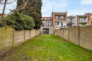 Algemeen<br />Deze woning werd in 2024/2025 volledig gerenoveerd volgens de hedendaagse normen. Met een bewoonbare oppervlakte van ca. 256 m² en een grondoppervlakte van ca. 240m² is dit een zeer ruime en veelzijdige woning met tal van troeven.<br />Ligging<br />Zin in een wandeling? Op korte afstand vindt u de hippe cafés, restaurants, het Te Boelaerpark en Boekenbergpark. Ook bussen en trams stoppen op wandelafstand, waardoor de bereikbaarheid uitstekend is.<br /><br />Indeling<br />U betreedt de woning via de inkomhal die toegang geeft via twee deuren tot de riante leefruimte. Dankzij de twee deuren is het mogelijk nog een praktijkruimte of fietsenstalling te creëren in de voorkamer. Verder doorlopend komt u in de eetkamer met open, hyper- geïnstalleerde keuken. Dankzij de vide is er zeer veel lichtinval en heeft deze woning veel karakter. Via de schuifdeur heeft u toegang tot de ruime O-tuin van 140m². Op het glv is er nog een apart toilet een technische ruimte. De eerste verdieping bestaat uit 2 ruime slaapkamers, een wasruimte, een badkamer met ligbad en douche, alsook een grote kamer die dienstdoet als dressing of bureau.<br />Op de tweede verdieping bevinden zich twee zeer ruime slaapkamers, een kinderkamer en een douchekamer.<br />De kelder is 70m², kan u ruimschoots in rechtstaan, is geïsoleerd en droog (ideale mancave?).<br /><br />De woning beschikt verder over zonnepanelen en heeft een uitzonderlijk EPC A label!