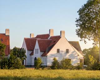 <span>Gelegen in het landelijke Lapscheure, een deelgemeente van Damme, bevindt dit woonproject zich in een rustige en landelijke omgeving. Het erf grenst aan de kerk van Lapscheure en aan drie monumentwoningen die worden gerestaureerd. De combinatie van het rustig landelijke karakter van het dorp, samen met de vlotte bereikbaarheid naar de centrumsteden, Damme en Knokke-Heist, maakt deze ligging zo aantrekkelijk.<br /><br /><strong>Woning 4</strong></span><br />122 m² woonoppervlakte · 418 m² perceel · 3 slaapkamers · sleutel-op-de-deur · 744.450 €<span> (excl. verkooprechten, btw en kosten). </span><br /><br />Gelijkvloers: inkomhal, leefruimte, aparte eet- en kookplaats, gastentoilet, tuin- en fietsberging en inpandige garage met bijkomende staanplaats.<br />Boven drie slaapkamers, 3 badkamers, dressing, apart toilet en technische ruimte.<br /><span>De zolder kan vrij ingevuld worden met extra slaapkamers, hobbyruimte of als bergruimte.</span><br /><br />De woning wordt volledig afgewerkt opgeleverd.<br /><br />De mooie tuin van ca. 264 m² kijkt uit over het aangrenzende akkerland. <br /><br /><span>Heeft u interesse in deze woning? Contacteer ons via 050 60 60 78 of info@immonano.be. </span>