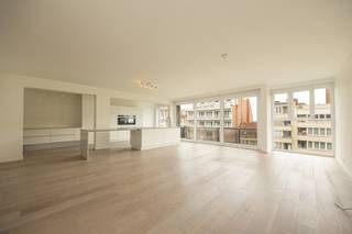 <p>Located on the <strong>7th floor of an apartment building with an elevator</strong>, this exceptionally spacious and light-filled apartment spans a full <strong>164 m².</strong> Its central location on Belgiëlei, between <strong>Antwerp Central and Antwerp-Berchem</strong>, ensures excellent accessibility. The city center, shops, public transportation, and major thoroughfares are all within easy reach.</p><p>Upon entering, the <strong>spaciousness and natural light</strong> immediately catch your eye. The impressive windows on both sides give the apartment an open and pleasant feel. The spacious living area offers more than enough room for a large living and dining room.</p><p>One of the highlights is the <strong>very spacious kitchen</strong>, featuring long countertops on both sides and a beautiful <strong>solid marble countertop</strong>. The numerous cabinets and exceptional amount of workspace make this kitchen ideal for those who enjoy cooking extensively and entertaining guests.</p><p>The apartment also features <strong>3 full-sized bedrooms and no fewer than 3 bathrooms</strong>, ensuring exceptional comfort and privacy. In addition, there are <strong>2 practical storage rooms</strong>, including one that is very spacious.</p><p>The apartment has a <strong>terrace</strong> at both the front and the back. The combination of the high floor level, the terraces, and the large windows creates a pleasant sense of space and light.</p><p>With an <strong>EPC rating of B</strong>, a code-compliant electrical system, and an exceptional floor area of 164 m², this is a truly complete apartment for anyone seeking <strong>space, light, and comfort in a central location in Antwerp</strong>.</p>