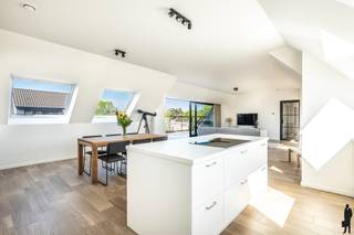 <p><strong>Nieuwbouw appartement met 3 slaapkamers in het hart van Zoersel</strong></p>
<p>Ontdek dit <strong>prachtig nieuwbouwappartement</strong>, ideaal gelegen in het <strong>dorpscentrum van Zoersel</strong>, op <strong>wandelafstand van winkels, scholen, horeca en openbaar vervoer</strong>. Hier geniet u van een perfecte combinatie van <strong>rust, comfort en een centrale ligging</strong>.</p>
<p>Het appartement heeft een <strong>bewoonbare oppervlakte van ca. 150 m²</strong> en werd doordacht ingedeeld met oog voor <strong>ruimte en licht</strong>. De <strong>ruime leefruimte met open keuken</strong> vormt het hart van de woning en geeft uit op een <strong>aangenaam terras</strong>, waar het heerlijk vertoeven is.</p>
<p>Verder beschikt het appartement over <strong>3 volwaardige slaapkamers</strong>, <strong>2 moderne badkamers </strong>met inloopdouche en lavabo, een <strong>praktische berging </strong>met extra opbergruimte, een <strong>apart gastentoilet</strong> én een <strong>ondergrondse parkeerplaats</strong>.</p>
<p>Dankzij de <strong>nieuwbouwkwaliteit</strong> geniet u van <strong>hedendaags wooncomfort</strong>, <strong>energiezuinigheid</strong> en een <strong>hoogwaardige afwerking</strong>.</p>
<p><strong>Extra troef:</strong> dit appartement kan aangekocht worden onder <strong>registratierechten</strong> in plaats van <strong>btw</strong>, wat een <strong>aanzienlijk financieel voordeel</strong> kan opleveren.</p>
<p>Bent u op zoek naar een <strong>instapklaar</strong>, <strong>ruim</strong> en <strong>centraal gelegen appartement in Zoersel</strong>? Dan is dit zonder twijfel een <strong>unieke opportuniteit</strong>.</p>