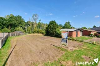 <p><span> </span></p><p><span>Rustig gelegen bouwgrond voor open bebouwing met een straatbreedte van 15 meter.</span></p><p><span> </span></p><p><span>Wie kan zich het groene uitzicht vanuit zijn keuken al inbeelden? </span></p><p><span> </span></p><p><span>Bouwvoorschriften te bekomen op aanvraag.</span></p><p><span> </span></p><p><span>Bestuursmaatregelen in het maatregelenregister: nee</span><span> </span></p><p><span> </span></p><p><span> </span></p>