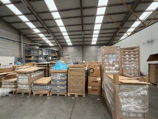 Magazijn van 485 m², vlakbij de N44 met een directe verbinding naar het op- en afritten complex E40. Op een kwartier van de E34/N49 richting Knokke/Zeebrugge of Antwerpen.<br /><br />Het magazijn heeft een vrije hoogte van 5 meter, en heeft geïsoleerd dak met lichtstraten, een automatische sectionale poort (5 x 5 m) met ervoor voldoende verharde manoeuvreerruimte. Verder beschikt deze over een polybetonvloer en is voorzien van verlichting en basis elektriciteit.<br /><br />Mogelijkheid tot een inpandig kantoort met sanitair.  <br /><br />Heeft u interesse of wenst u graag meer details over dit aanbod?<br />Aarzel dan niet om contact op te nemen met <strong>PANORAMA B2B</strong> voor bijkomende informatie, gedetailleerde plannen of om een vrijblijvend plaatsbezoek in te plannen. U kunt ons bereiken op het nummer 09 219 90 20.