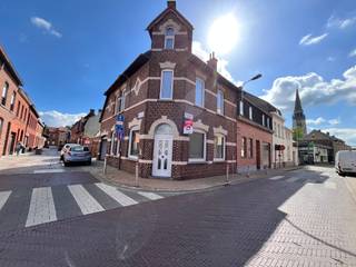 [[ DIT PAND NEEMT DEEL AAN DE ERA OPEN HUIZEN DAG OP 13/6 VAN TOT ]]Te koop: karaktervolle halfopen woning in het centrum van Wervik, op een vlotte...