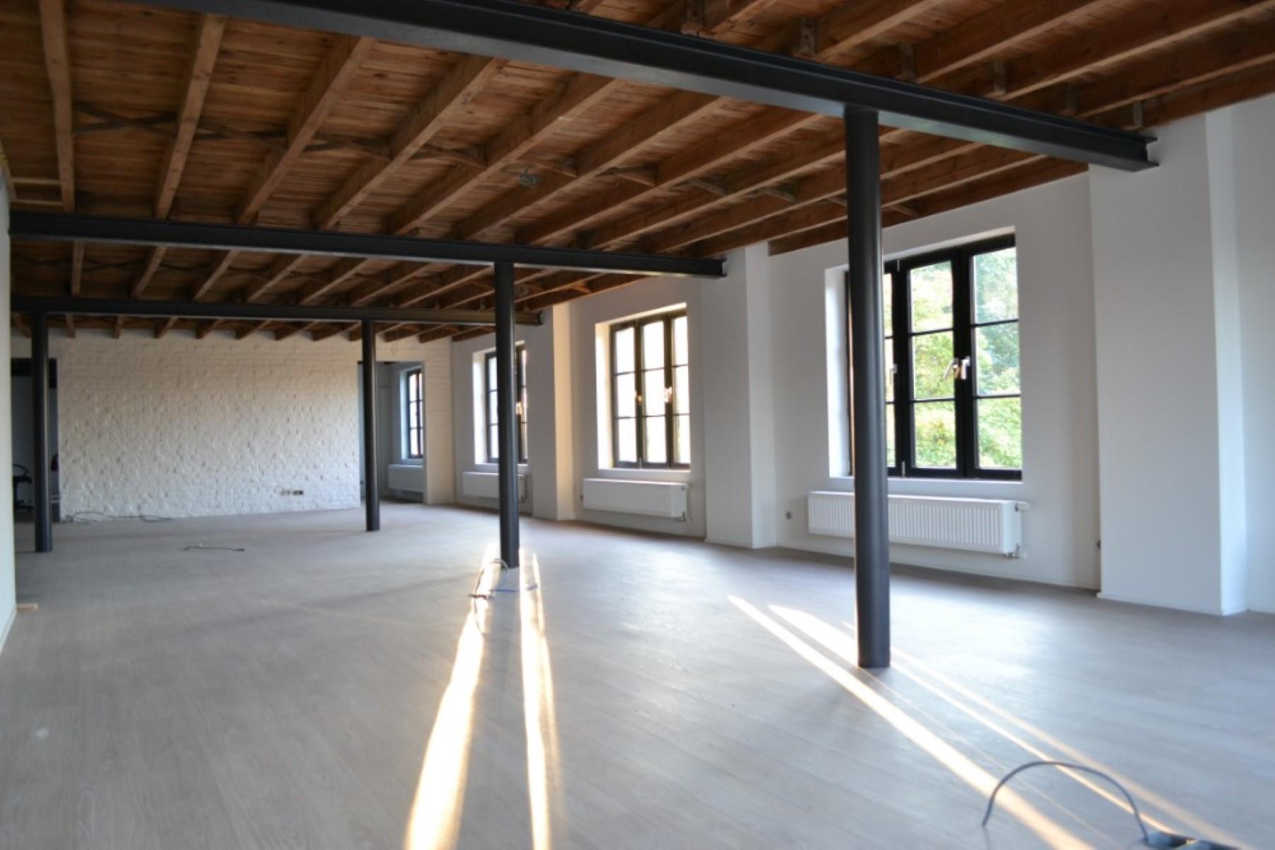 Kantoorruimte met veel lichtinval in een gerenoveerd authentiek pand - foto 2