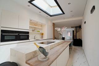 Deze instapklare woning beschikt over 2 slaapkamers, een ruime badkamer en een lichtrijke leefkeuken met zicht op de gezellige stadstuin. <br />De woning werd grondig vernieuwd en uitgerust met 12 zonnepanelen, een 10 kW thuisbatterij, een Daikin warmtepomp, ventilatiesysteem D+ en uitgebreide vloerisolatie. Hierdoor geniet u van maximaal comfort en een laag energieverbruik. <br />Verder beschikt de woning over een garage met voorziening voor een laadpaal. <br />Schilderklaar afgewerkt en klaar voor de toekomst. Laatste renovatie in progress <br />Referentie: 5667
