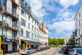 Vous recherchez un appartement unique dans un emplacement exceptionnel ?<br />Ce magnifique appartement avec deux terrasses est situé dans la rue Verschansing dans le quartier tendance du Zuid.<br /><br />Un emplacement idéal à proximité du Musée des Beaux Arts et de nombreux restaurants et cafés charmants.<br /><br />Qu’est ce qui attire immédiatement l’attention lors d’une visite de cet appartement ?<br />Ce sont les plafonds incroyablement hauts dans le séjour. Cela permet une abondance de lumière naturelle dans un espace loft véritablement unique.<br /><br />Depuis le séjour, vous avez accès à deux terrasses spacieuses. Parfait pour se détendre et profiter de l’extérieur.<br /><br />L’appartement dispose d’une cuisine entièrement équipée.<br /><br />Dans le hall d’entrée se trouve un espace de rangement pratique avec raccordements pour machine à laver et/ou sèche linge. Plus loin dans le couloir se trouve un toilette pour invités.<br /><br />À l’avant de l’appartement se trouve une chambre spacieuse et charmante avec armoires encastrées et une salle de bain entièrement équipée.<br /><br />Un élément remarquable de l’appartement est sans aucun doute la cheminée au gaz.<br /><br />Une cave est incluse dans le prix.<br /><br />Curieux de visiter cet appartement ?<br />N’hésitez pas et contactez LISTED : +32 3 283 51 51
