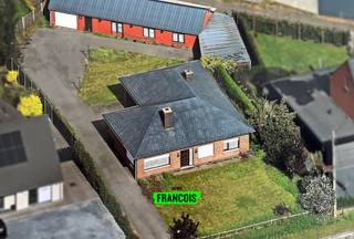 Grond met vergunde te renoveren woning en vergunde werkplaats te koop op perceel van 1123 m².Gelegen langs verbindingsweg met uitweg achteraan...