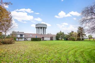 Bedrijfshal met uitbreidingsmogelijkheden en mooie woning op een perceel van maar liefst 3.337,00 m².De woning is gelegen in Dessel in een officiële...