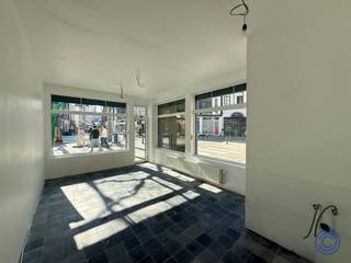 Informatie handelspand:Dit handelspand is uitstekend gelegen op de hoek van de Koepoortbrug en de Huikstraat in Antwerpen, in een charmante en goed...