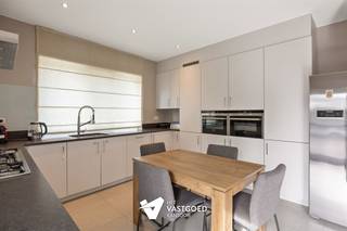 <p><span>Perfect onderhouden gelijkvloers appartement (146m²) met 3 slaapkamers, 2 badkamers en terras met uitzicht op groen te Hasselt.</span></p><p><span> </span></p><p><span>Belangrijkste troeven: </span></p><p><span>- Zeer ruim appartement van 146m²</span></p><p><span>- In 2013 onderging het appartement een totaalrenovatie</span></p><p><span>- Uitstekend onderhouden</span></p><p><span>- Gelijkvloers</span></p><p><span>- Ruim terras met uitzicht op groen</span></p><p><span>- Garagebox en vooraan extra gemeenschappelijke parkeerplaatsen</span></p><p><span>- 3 slaapkamers en 2 badkamers</span></p><p><span>- EPC B</span></p><p><span> </span></p><p><span>Bekijk zeker ook de grondplannen met de afmetingen. Zo krijgt u van thuis uit al een perfect beeld van wat dit appartement te bieden heeft!</span></p><p><span> </span></p><p><span>Wenst u meer info of een vrijblijvende bezichtiging, contacteer dan ons kantoor op het nummer 011 85 15 15 en wij  helpen u graag verder.</span></p>