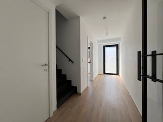 Deze uitzonderlijk ruime nieuwbouwwoning gelegen aan Heikant 8B beschikt over een inpandige garage, hal, gastentoilet, kantoor (8.8m²), grote woonkamer met geïnstalleerde open keuken en ruime bergplaats die ook doorgang heeft naar de garage. Een grote raampartij achteraan garandeert een aangename leefruimte die aansluit op een mooi terras en tuin met tuinberging , daarnaast werd achteraan de tuin een uitgang voorzien. Via een brede trap met natuurstenen bekleding bereiken we 3 grote slaapkamers (12-15.5 en 14 m²), apart toilet en ingerichte badkamer (inloopdouche en dubbele lavabo) op de eerste verdieping. Verder leidt deze trap naar 3 slaapkamers (7.8, 9 en 24m²) op de tweede verdieping. Energiezuinige woning: Label A (42 kWh/m²jaar) Vloerverwarming d.m.v. warmtepomp, zonnepanelen aanwezig, regenwaterrecuperatie. Kwaliteitsvolle afwerkingsmaterialen maken dat deze woning een aangename thuis kan vormen voor wie comfort en ruimte wil combineren op een centrale ligging. Voor verdere informatie ann@batimmo-vastgoed.be of 0473/45.77.37