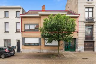 en je op zoek naar een volledig vernieuwd appartement met 3 (mogelijks 5) slaapkamers, zonnig terras en ruime zolder in Aalst? Gevonden!
<p>In het centrum van Aalst, in een rustige eenrichtingsstraat en op wandelafstand van winkels, scholen en openbaar vervoer, bevindt zich dit instapklare appartement op de eerste verdieping. Met een bewoonbare oppervlakte van 118 m² combineert deze eigendom ruimte, comfort en een uitstekende ligging.<br />De grootste troeven? Een gunstig EPC-label B dankzij de nieuwe condensatieketel en het hoogrendementsglas, een volledig vernieuwde en conforme elektrische installatie, een zonnig terras van 15m², een uitzonderlijk ruime zolder van 100m² én geen maandelijkse syndicuskosten!</p>
<p>De indeling is bijzonder praktisch: via de inkomhal met apart toilet kom je terecht in de ruime en lichtrijke leefruimte met grote raampartijen die zorgen voor een aangename sfeer doorheen de dag. Hier bevindt zich de stijlvolle open keuken met centraal eiland, volledig uitgerust met nieuwe BOSCH-toestellen met een rechtstreeks toegang tot het zonnige terras van 15 m². Verder beschikt het appartement over drie volwaardige slaapkamers, een moderne badkamer met ruime inloopdouche &amp; dubbel lavabomeubel en een praktische was- en berging. Tot slot is er een uitzonderlijk ruime zolder van maar liefst 100 m² die perfect dienst kan doen als extra slaapkamers, opslag- of hobbyruimte. Op het gelijkvloers bevindt zich bovendien een ruime gemeenschappelijke inkomhal met plaats voor fietsen of kinderwagen, aangevuld met een gemeenschappelijke kelderruimte.</p>
<p>Ben je op zoek naar een ruim, energiezuinig en volledig vernieuwd appartement op een topligging in Aalst? Contacteer ons vandaag nog voor een bezoek en ontdek zelf alle troeven van deze instapklare eigendom!</p>
