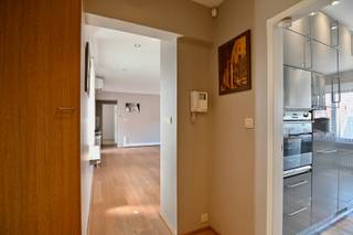 In Residentie Albert, gelegen op de Prins Albertlaan, op wandelafstand van de Grote Markt van Sint-Truiden, bevindt zich op de derde verdieping, dit ruime appartement met drie slaapkamers. Door de centrale ligging zijn winkels, scholen en andere voorzieningen vlot bereikbaar. Het treinstation ligt op 350m en de bushalte vlak voor de deur. Het appartement geniet zo van een ideale bereikbaarheid voor wie zich dient te verplaatsen met het openbaar vervoer. <br /><br />Bij het betreden van het appartement komt u in de inkomhal, die toegang biedt tot de verschillende leefruimtes. De lichtrijke woonkamer wordt gekenmerkt door een grote raampartij aan de voorzijde en raampartijen aan de achterzijde met toegang tot het terras. Dit zorgt voor een open en aangename woonomgeving. Ze staat in verbinding met de keuken, alsook de slaapvertrekken, is voorzien van airconditioning en vormt het hart van het appartement.  <br /><br />De keuken is volledig uitgerust en voorzien van heel wat opbergruimte. Ze beschikt over een gelamineerd werkblad, een koelkast met vriesvak, een heteluchtoven, een gasfornuis en een dampkap van SMEG, alsook een afwasmachine van Bauknecht. <br /><br />De nachthal die aan de andere zijde van de woonkamer ligt, geeft toegang tot het apart gastentoilet, de drie slaapkamers en de ingericht badkamer. De badkamer is voorzien van een douche, een lavabomeubel, een toilet en alle aansluitingen voor wasmachine en droogkast. We vinden er tevens de vernieuwde gasketel.<br /><br />Het zuidgerichte terras aan de achterzijde, zorgt ervoor dat men hier in alle rust kan genieten. <br /><br />In de kelderverdieping vinden we een privatieve berging, ideaal voor het opbergen van voorraad of andere spullen. In de gemeenschappelijke inkomhal is bovendien plaats voorzien waar bewoners hun fietsen kunnen stallen.<br /><br />Dit appartement vormt een ideale opportuniteit voor wie het naar eigen smaak wil inrichten. Dankzij de aantrekkelijke ligging in Sint-Truiden biedt het bovendien potentieel als investering met een interessant huurrendement.<br /><br />Interesse? Neem gerust contact met ons op via 011 70 70 19.